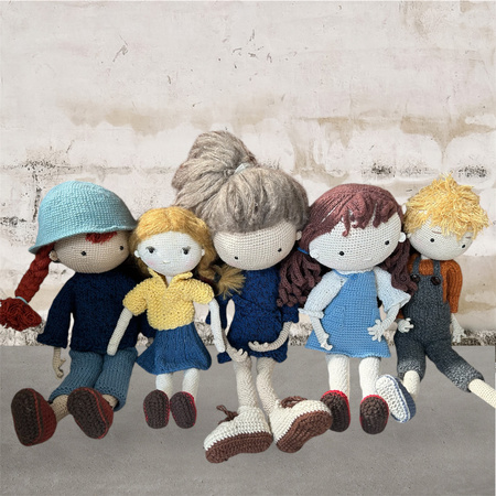 Duża szydełkowa lalka z warkoczami 40 cm